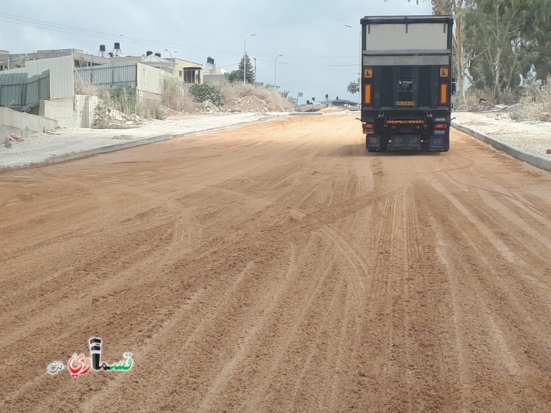 فيديو: شركة بيزك تزيل الاعمدة من وسط الشارع والتحضيرات الاخيرة لتعبيده والرئيس عادل بدير  هذا متنفس جديد لسكان الحي الغربي وللمنطقة الصناعية نوف هارتس  